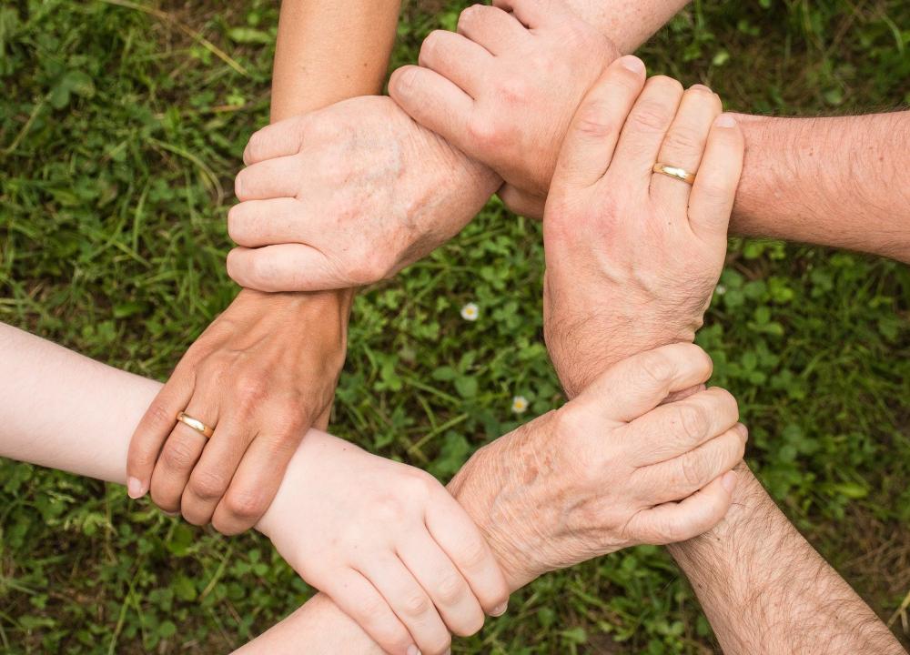 Personnes qui se donnent la main 